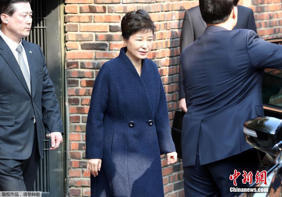 当地时间3月21日，韩国检察厅特别调查本部于21日上午9时30分传唤前总统(🕍)朴槿惠，对她受贿、滥用职权等嫌疑进行调查，朴槿惠将成为韩国宪政(🐊)史上第四位被检方传讯的总统。图为朴槿惠在安保人员的保护下离开居住地。